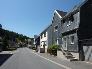 una calle vacía en una ciudad con casas en Schöne, gemütliche Wohnung, en Katzhütte