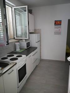 cocina con electrodomésticos blancos y encimera en Apartments Ustavdic, en Korčula