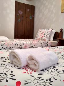 sypialnia z dwoma łóżkami i ręcznikami na łóżku w obiekcie T.G. Corfu Studios w Korfu