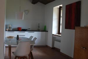 a kitchen with a table and chairs in a room at Casa Vinto in Cagli +71 photos