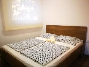 ein Bett mit einem weißen Bogen darüber in der Unterkunft Appartma Katja in Gabrovica pri Črnem Kalu