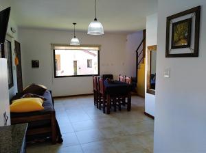 sala de estar con mesa y comedor en Cabañas Loma Maluc en Merlo