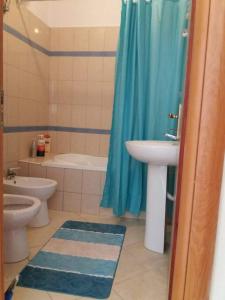 Bilik mandi di Teuta Apartament