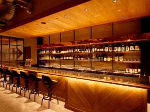 een bar met een rij krukken in een restaurant bij Kawasaki King Skyfront Tokyu REI Hotel in Kawasaki +98 foto's