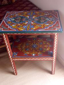 una mesa pequeña con un patrón colorido en ella en Maison Saadia en Rabat