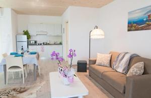 Agriturismo Monte Oliveto في باردولينو: غرفة معيشة مع أريكة وطاولة