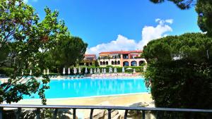 a large swimming pool with a building in the background at Charmant T2 climatisé avec belle vue , Golf de Pont-Royal in Mallemort