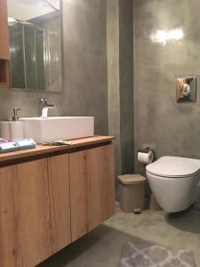 La salle de bains est pourvue d'un lavabo et de toilettes. dans l'établissement A for Argostoli, à Argostóli