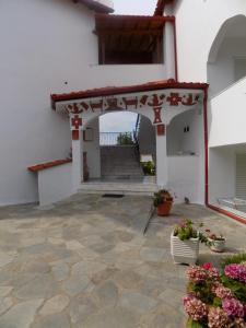 una entrada a un edificio con un patio de piedra en Estia hotel, en Fourka