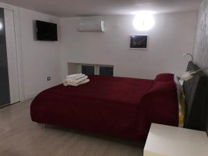 1 dormitorio con 1 cama roja en una habitación en Casa de Barrio, en Nápoles