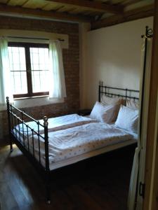 ein Schlafzimmer mit einem Bett in einem Zimmer mit einem Fenster in der Unterkunft Penzion u sluníčka in Mikulov