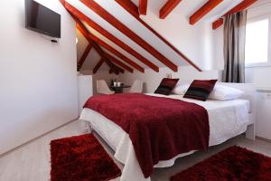 Luxory D-Rooms客房内的一张或多张床位