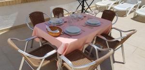 Un restaurante o sitio para comer en Apartamentos Danesp-Playa de les Amplaries Marina Dor- Frontales al Mar