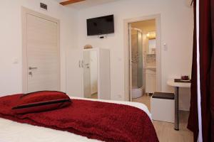 Luxory D-Rooms客房内的一张或多张床位