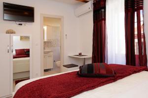 Luxory D-Rooms客房内的一张或多张床位