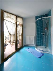 ein Badezimmer mit Dusche und blauem Boden in der Unterkunft Baiolei in Azpeitia + 119 Fotos