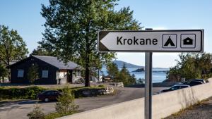 un cartello che legge kokoamine di fronte a una casa di Krokane Camping Florø a Florø