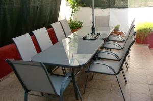 una mesa de cristal y sillas en un patio en Mira Porto House, en Vila Nova de Gaia