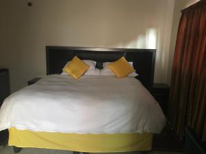 Essence of Africa Guesthouse tesisinde bir odada yatak veya yataklar