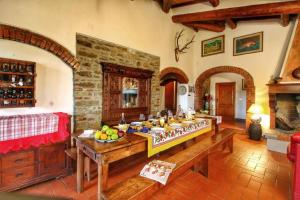 una sala de estar con una mesa con frutas. en Casa Vacanza Le Corniole, en Civitella in Val di Chiana