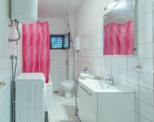 Un baño de Apartmani Bibinje