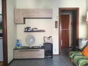 Habitación con cama y mesa en Appartamento in Riviera Ligure, en Borghetto Santo Spirito
