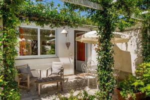 a pergola with a table and chairs on a patio at Reggin&egrave; Holiday Apartments in Sant'Agnello