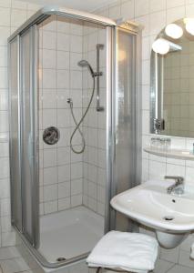 y baño con ducha y lavamanos. en Gasthof zur Sonne en Jettingen-Scheppach