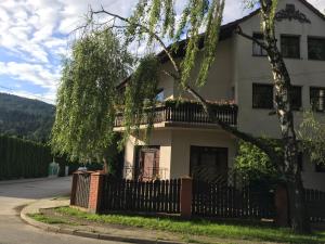 una casa con balcone e recinzione di Za Rabą a Myślenice