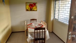 Una pequeña mesa en una habitación con una mesa y una ventana en Casa Matinho Parana Praia Brava Praia Caioba Praia Mansa, en Matinhos