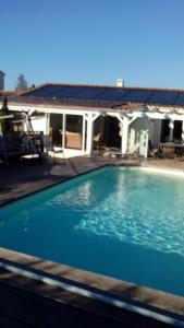 uma piscina em frente a uma casa em Villa Felin Feline em LʼIsle-sur-la-Sorgue