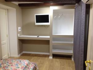 Televízia a/alebo spoločenská miestnosť v ubytovaní Bed and Breakfast Napoli Centro storico