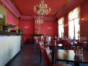 jadalnia ze stołami i krzesłami oraz żyrandolem w obiekcie Hotel Albert II Oostende w Ostendzie