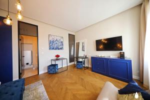 TV a/nebo společenská místnost v ubytování Three Pearls Deluxe Rooms & Studios