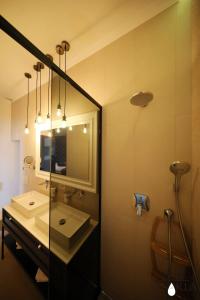 Koupelna v ubytování Three Pearls Deluxe Rooms & Studios