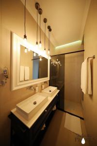Koupelna v ubytování Three Pearls Deluxe Rooms & Studios
