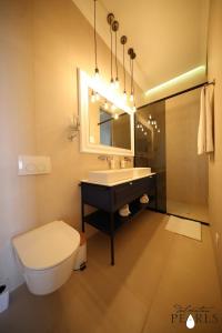 Koupelna v ubytování Three Pearls Deluxe Rooms & Studios