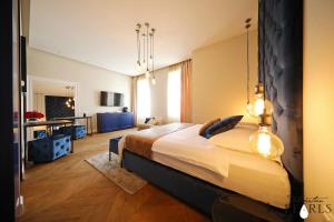 een slaapkamer met een groot bed in een kamer bij Three Pearls Deluxe Rooms & Studios in Zadar