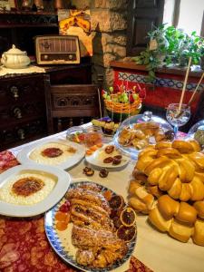 una mesa con muchos platos de comida. en Hotel Peñalba, en La Riera