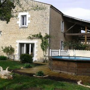 una casa con piscina en el patio en Le Logis de la Venise Verte, en Saint-Hilaire-la-Palud