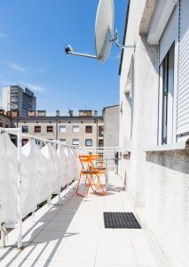 pomarańczowe krzesło na balkonie budynku w obiekcie Studio apartman Tirkiz w Zagrzebiu