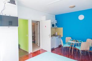 - une cuisine et une salle à manger avec une table et des chaises dans l'établissement Studio apartman Tirkiz, à Zagreb