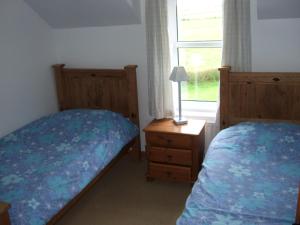 Giường trong phòng chung tại Aird Cottage