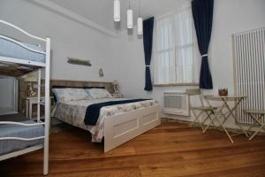 una camera da letto con un letto a castello e una scrivania di B&B Sea and Garden a Orbetello