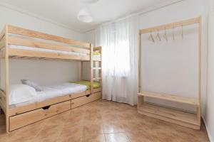 ログローニョにあるLa casa azul,una casa en la ciudad.のベッドルーム1室(二段ベッド2台、窓付)が備わります。