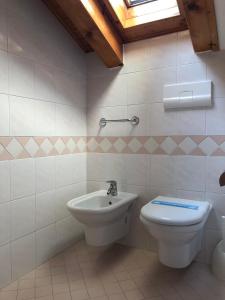 y baño con aseo y lavamanos. en Residence Moresco, en Lido di Jesolo