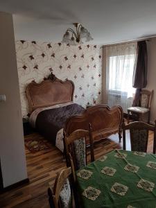 Piłaki Wielkie的住宿－MAZURY DWOREK PIŁACKI Dom，卧室配有一张床和一张桌子及椅子