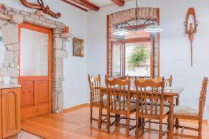 een eetkamer met een houten tafel en stoelen bij Stone House Ra in Šišan