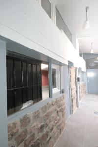 uma parede de tijolos com janelas num corredor em YMMO 93500 em Pantin