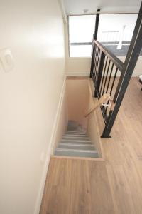 una escalera en una habitación con escalera en YMMO 93500, en Pantin